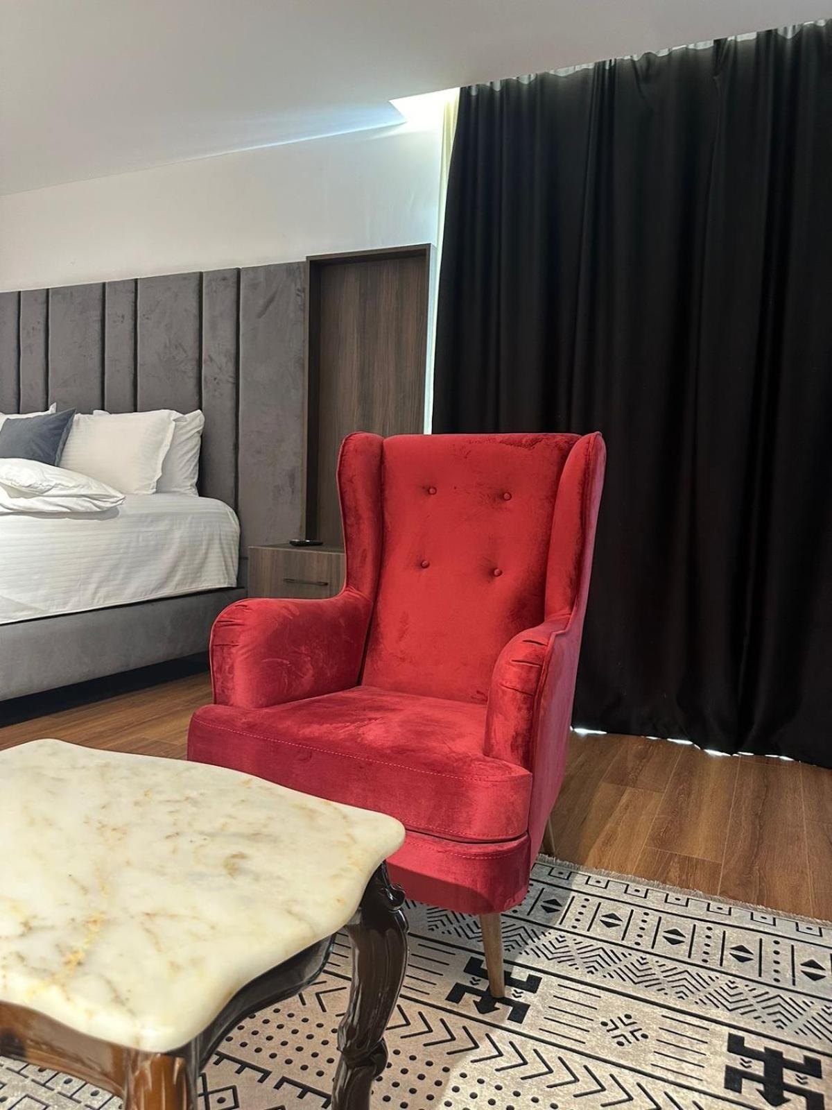 Hotel Europa Prishtina Prishtine Bagian luar foto