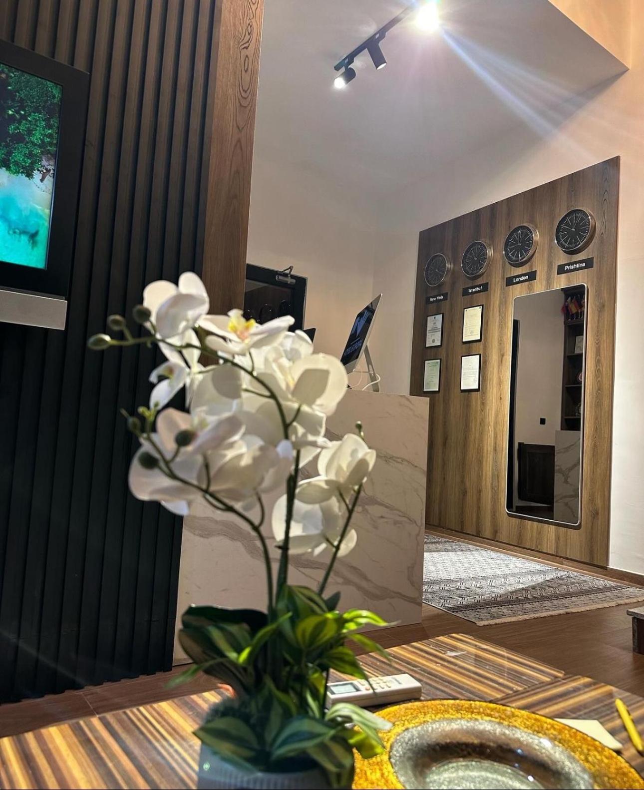 Hotel Europa Prishtina Prishtine Bagian luar foto
