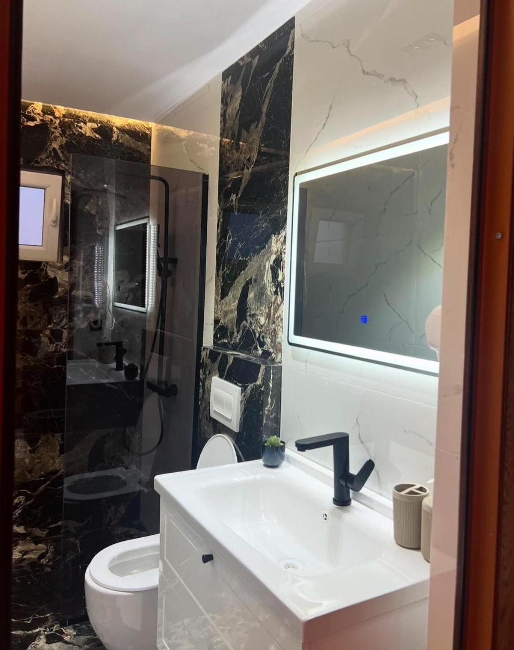 Hotel Europa Prishtina Prishtine Bagian luar foto