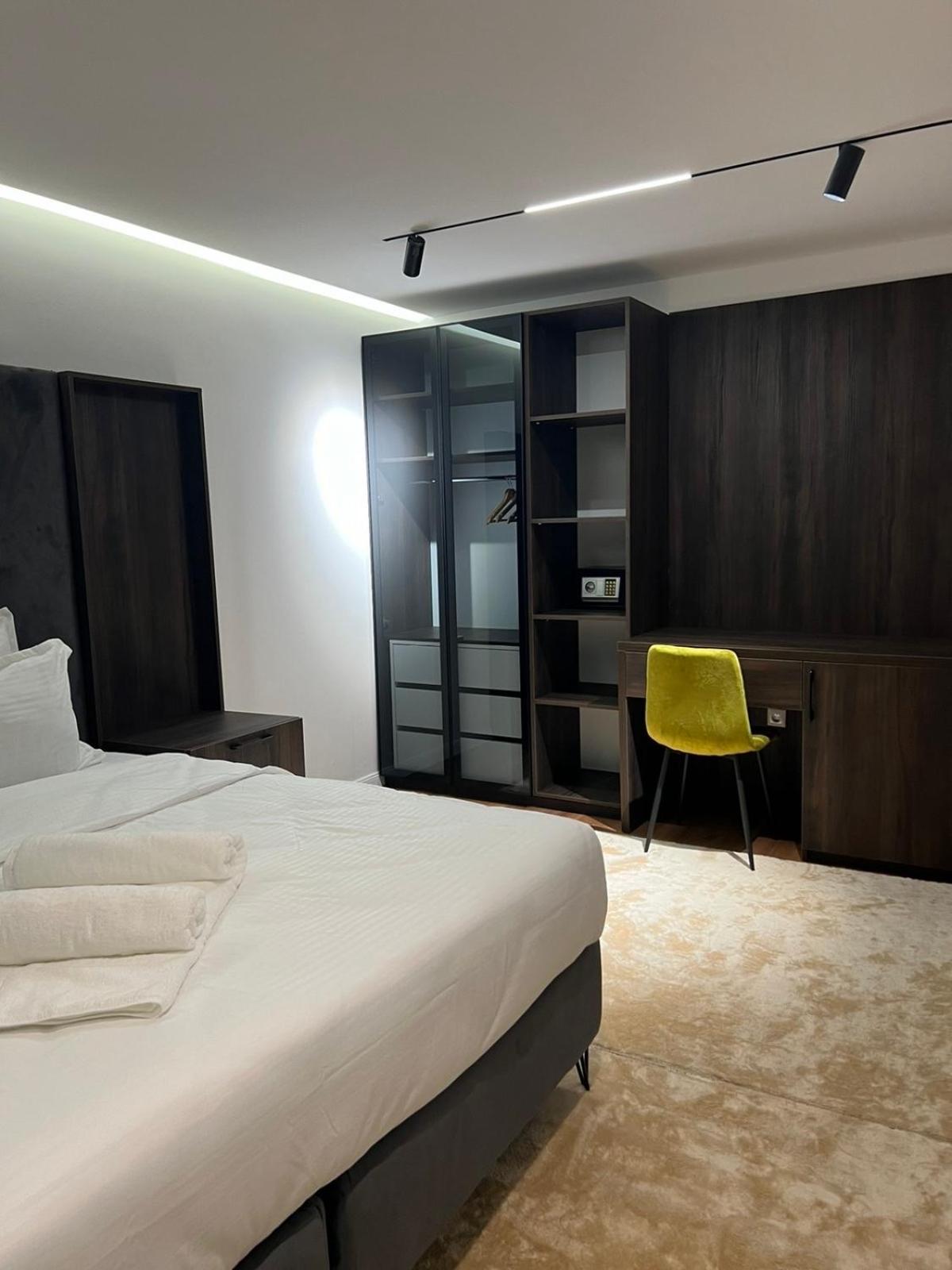 Hotel Europa Prishtina Prishtine Bagian luar foto