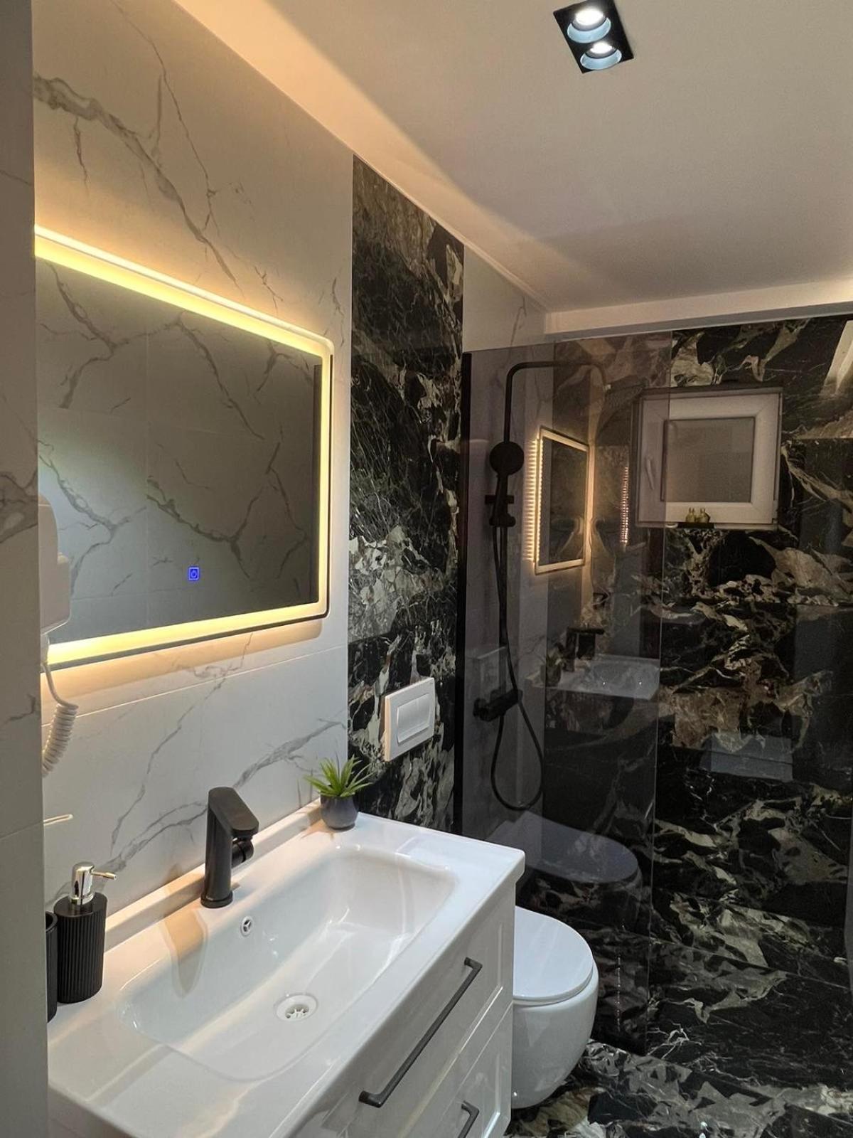 Hotel Europa Prishtina Prishtine Bagian luar foto